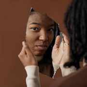 Ganggu Penampilan, Ketahui Beberapa Hal yang Bisa Memicu Munculnya Jerawat Batu!