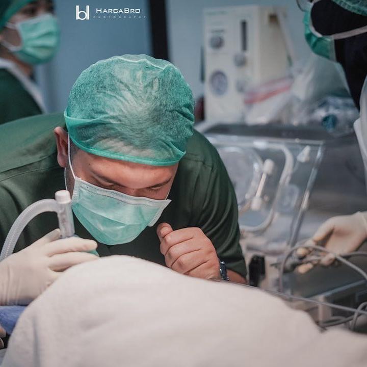 <p>Baby Qwenzy lahir melalui prosedur operasi caesar di tanggal cantik 12.12. Dalam keterangan fotonya, Kesha menceritakan proses persalinannya. "Aku belum sempet ngeliat jelas belum sentuh belum cium belum mengasihi, qwenzy harus dibawa ke NICU untuk observasi lebih lanjut karna qwenzy nafasnya harus dibantu," tulisnya. (Foto: Instagram @kesharatuliu05)</p>