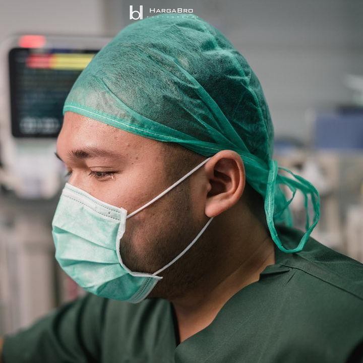 <p>Suasana haru menyelimuti proses persalinan. Adhi Permana terlihat meneteskan air mata saat mendampingi sang istri melahirkan anak pertama mereka. (Foto: Instagram @kesharatuliu05)</p>