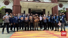 Koalisi Serahkan 25 Ribu Petisi Dukungan Stella Monica ke PN Surabaya