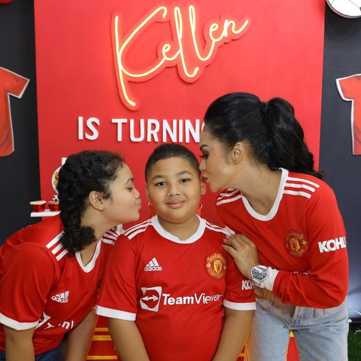 <p>Enggak hanya itu, kakak Kellen, yakni Ariannha Amora Lemos atau Amora, hingga Krisdayanti terlihat pakai jersei salah satu klub Liga Inggris tersebut, lho. (Foto: Instagram @krisdayantilemos)</p>