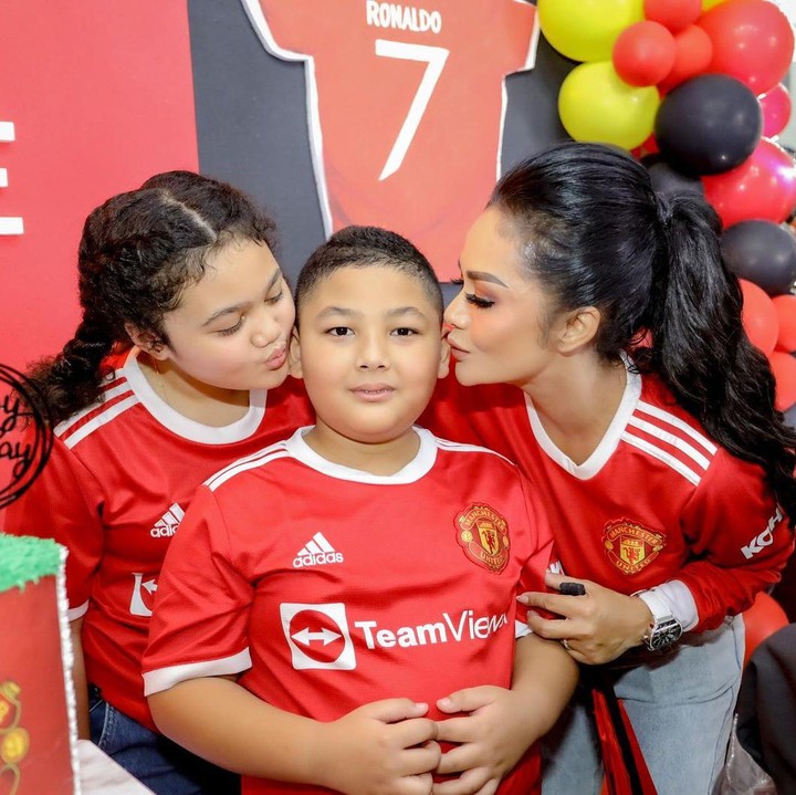 <p>Ulang tahun Kellen dirayakan cukup meriah. Sebagai penggemar klub sepakbola Manchester United, dekorasi perayaannya didominasi warna merah. (Foto: Instagram @krisdayantilemos)</p>