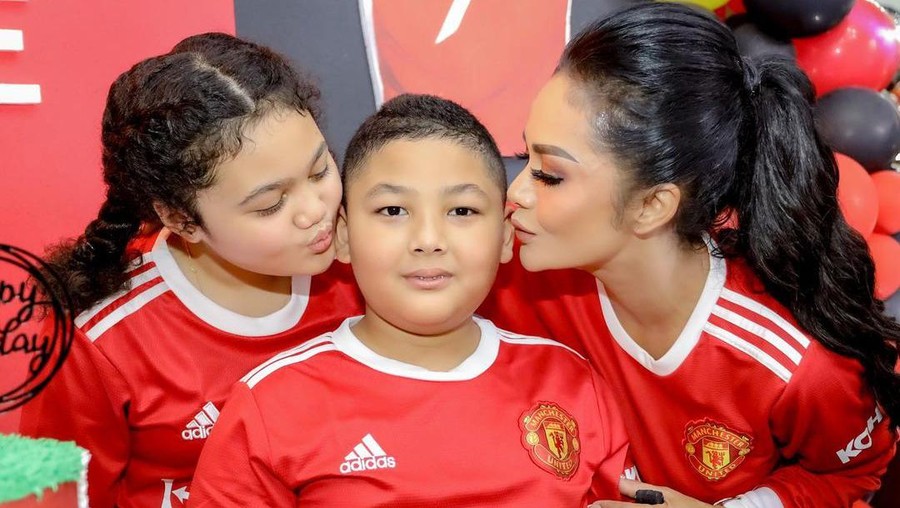 Krisdayanti rayakan ulang tahun Kellen