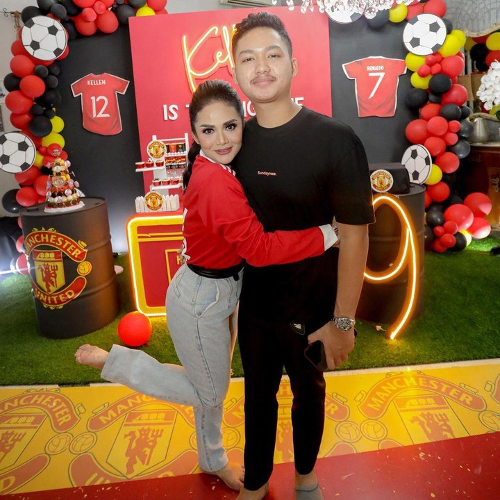 <p>Atas kehadiran mereka, Krisdayanti mengucapkan terima kasih, lho. "Terimakasih kakak, abang dan adik-adik sayang," tulis Krisdayanti, dikutip dari akun @krisdayantilemos pada Senin (13/12/2021). (Foto: Instagram @krisdayantilemos)</p>
