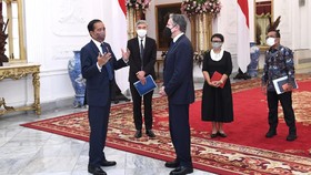'Tsunami' Omicron di Inggris sampai Menlu AS Temui Jokowi