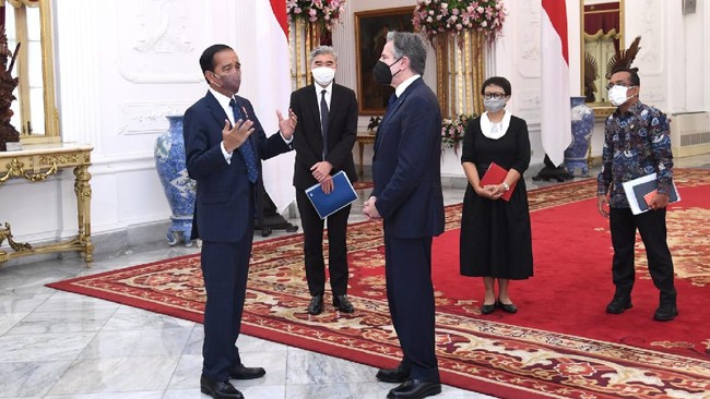 Covid-19 varian Omicron di Inggris dan Eropa, pertemuan Jokowi-Menlu AS, dan PM Israel-Pangeran UEA meramaikan berita internasional Senin (13/12).
