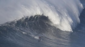 FOTO: Bertarung Melawan Ombak Raksasa Nazare
