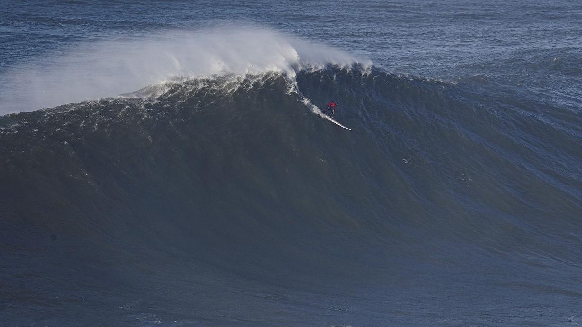 FOTO: Bertarung Melawan Ombak Raksasa Nazare