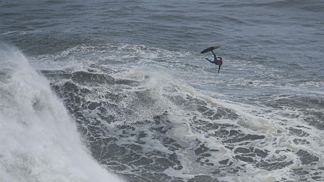 FOTO: Bertarung Melawan Ombak Raksasa Nazare