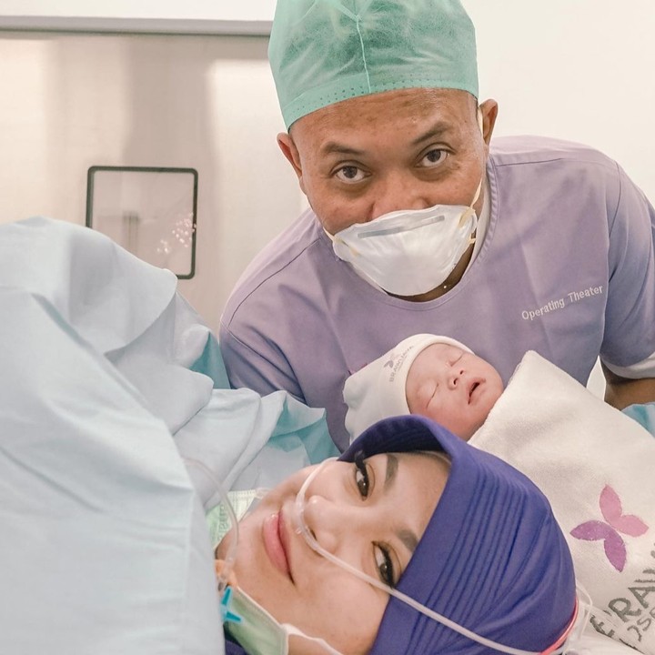 <p>Komedian Sule dan Nathalie Holscher kini sedang berbahagia menyambut kelahiran putra mereka, Bunda. Anak mereka lahir di tanggal cantik yaitu pada 11 Desember 2021. (Foto: Instagram @ferdinan_sule)</p>