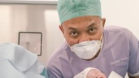 <p>Komedian Sule dan Nathalie Holscher kini sedang berbahagia menyambut kelahiran putra mereka, Bunda. Anak mereka lahir di tanggal cantik yaitu pada 11 Desember 2021. (Foto: Instagram @ferdinan_sule)</p>