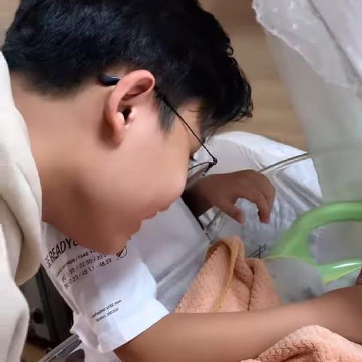 <p>Ketiga anak Sule benar-benar mendukung Nathalie Holscher untuk pulih. Rizwan bahkan menyuapi makanan untuk Nathalie. (Foto: Instagram @nathalieholscher)</p>