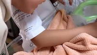 <p>Ketiga anak Sule benar-benar mendukung Nathalie Holscher untuk pulih. Rizwan bahkan menyuapi makanan untuk Nathalie. (Foto: Instagram @nathalieholscher)</p>