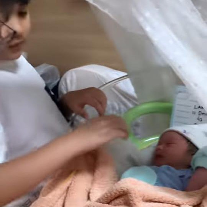 <p>Kehadiran baby Adzam seolah menjadi pelengkap keluarga Sule dan Nathalie Holscher. Keempat kakak Adzam juga sangat menyayanginya, Bunda. (Foto: Instagram @nathalieholscher)</p>