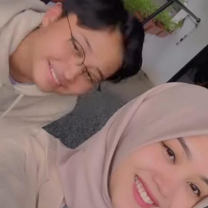<p>Terlihat Putri Delina, Rizwan, dan Ferdi siaga menjaga sang bunda. Mereka juga antusias melihat adik paling bungsu mereka, Adzam. (Foto: Instagram @putridelina)</p>