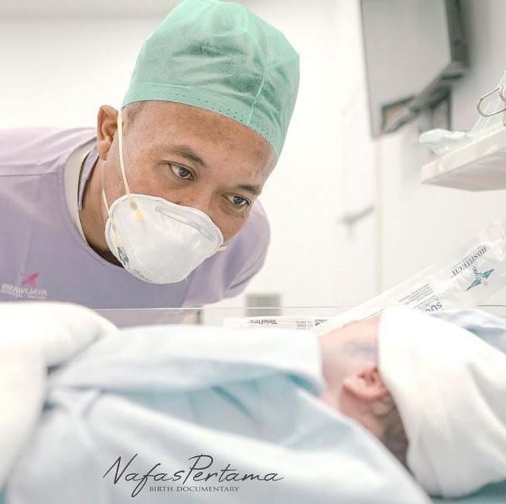 <p>Sekali lagi selamat ya Nathalie Holscher dan Sule atas kelahiran putranya! Semoga baby Adzam selalu sehat dan mendapat kebahagiaan dari keempat kakaknya. (Foto: Instagram @nathalieholscher)</p>