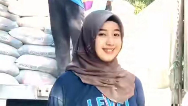 Nur Aini (21), mahasiswi UNM Makassar yang viral menjadi kuli semen di Kabupaten Pinrang. (dok. Istimewa) Nur Aini (21), mahasiswi UNM Makassar yang viral menjadi kuli semen di Kabupaten Pinrang. (dok. Istimewa)
