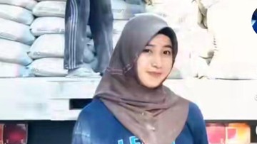 Nur Aini (21), mahasiswi UNM Makassar yang viral menjadi kuli semen di Kabupaten Pinrang. (dok. Istimewa)