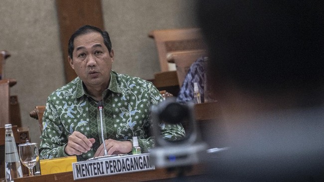 Kedua mantan menteri perdagangan era Jokowi Thomas Lembong dan Muhammad Lutfi terlihat bersilang pendapat terkait penggunaan nikel untuk baterai mobil listrik.