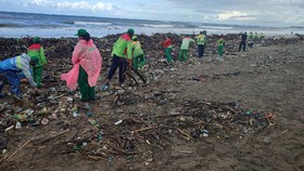 Sampah Antigen Berserakan di Pantai Bali, Polisi Akan Cek RS