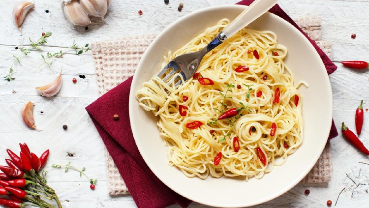 Spaghetti with garlic, olive oil and hot red  pepper top view