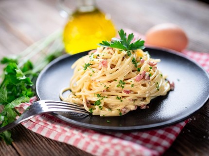 Resep Spaghetti Carbonara vs Aglio Olio, Mana yang Lebih Mudah Dicoba?