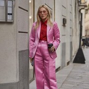 Nggak Hanya Warna Hitam, Kamu Bisa Tampil Stylish Memakai Setelan Jas Berwarna Cerah dan Bermotif