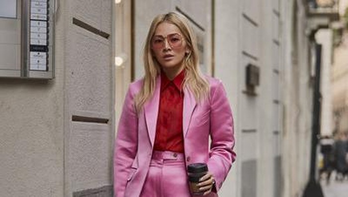 Nggak Hanya Warna Hitam, Kamu Bisa Tampil Stylish Memakai Setelan Jas Berwarna Cerah dan Bermotif