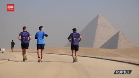 VIDEO: 4 Ribu Orang Lari Maraton Keliling Piramida Giza