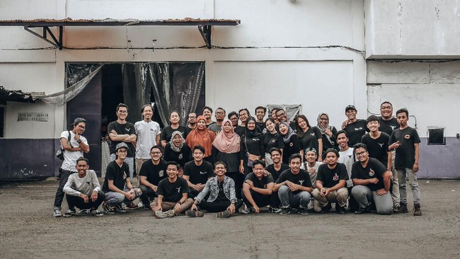 Agung Dwi Kurnianto dan empat temannya berhasil memperjuangkan serta mempertahankan bisnis fesyen mereka, yakni Revolt Industry di tengah pandemi.