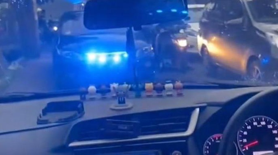 Viral Aksi Berani Wanita Hadang Mobil Strobo yang Lawan Arus