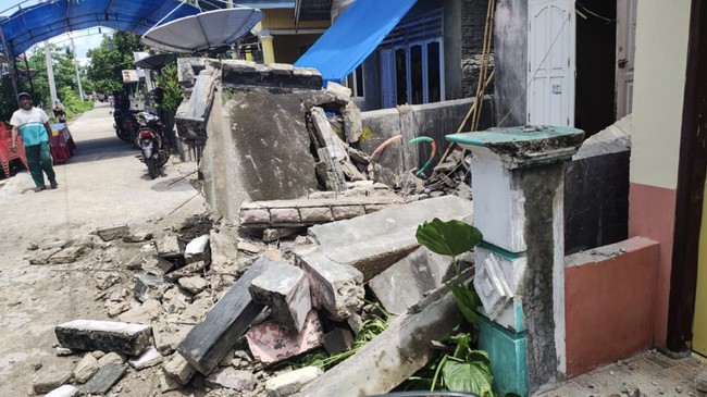 Lima warga Kepulauan Selayar, Sulsel, mengalami luka ringan dan satu lainnya luka berat akibat gempa Magnitudo 7,4 di NTT.