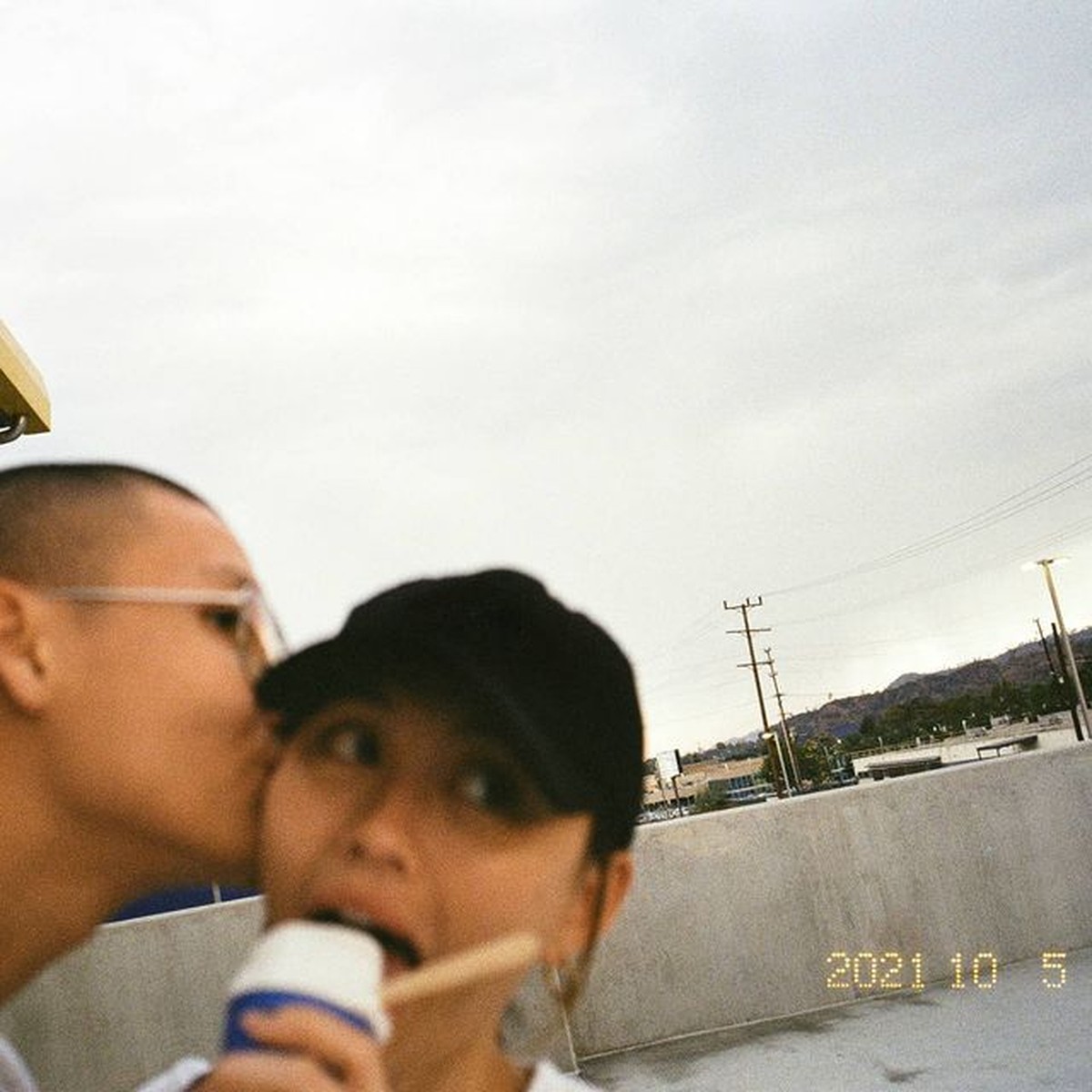 Agnez Mo dan Adam Rosyadi baru-baru ini melakukan pemotretan pakai Harajuku style&period; Yuk kita intip potretnya&excl;