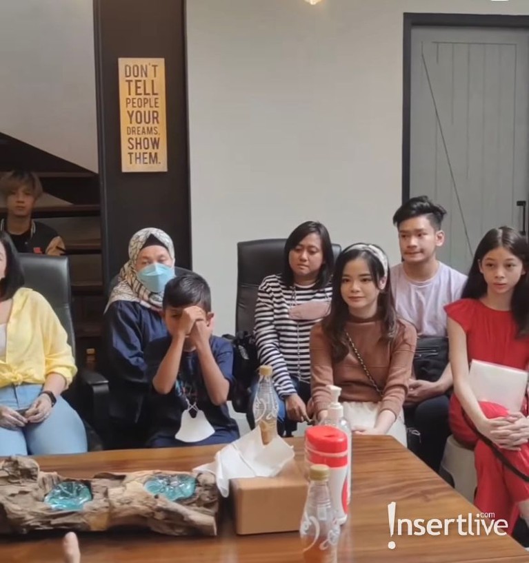 6 Potret Para Peserta IMB 2021 Berkunjung ke Studio Deddy Corbuzier Para peserta IMB 2021 tampak berkunjung ke studio Deddy Corbuzier. Yuk kita intip kegiatan mereka!
