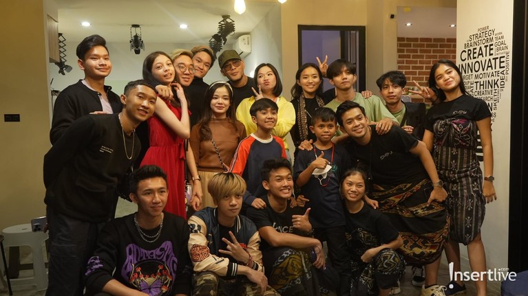 6 Potret Para Peserta IMB 2021 Berkunjung ke Studio Deddy Corbuzier Para peserta IMB 2021 tampak berkunjung ke studio Deddy Corbuzier. Yuk kita intip kegiatan mereka!