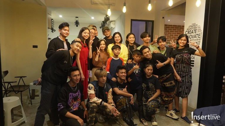 6 Potret Para Peserta IMB 2021 Berkunjung ke Studio Deddy Corbuzier Para peserta IMB 2021 tampak berkunjung ke studio Deddy Corbuzier. Yuk kita intip kegiatan mereka!