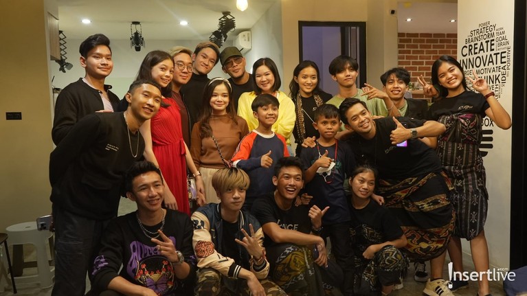 6 Potret Para Peserta IMB 2021 Berkunjung ke Studio Deddy Corbuzier Para peserta IMB 2021 tampak berkunjung ke studio Deddy Corbuzier. Yuk kita intip kegiatan mereka!