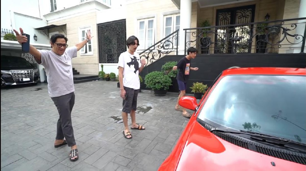 Andre Taulany baru saja merayakan ulang tahun putra sulungnya&comma; Dio dan memberi kado mobil sport klasik&period; Yuk intip potretnya&excl;