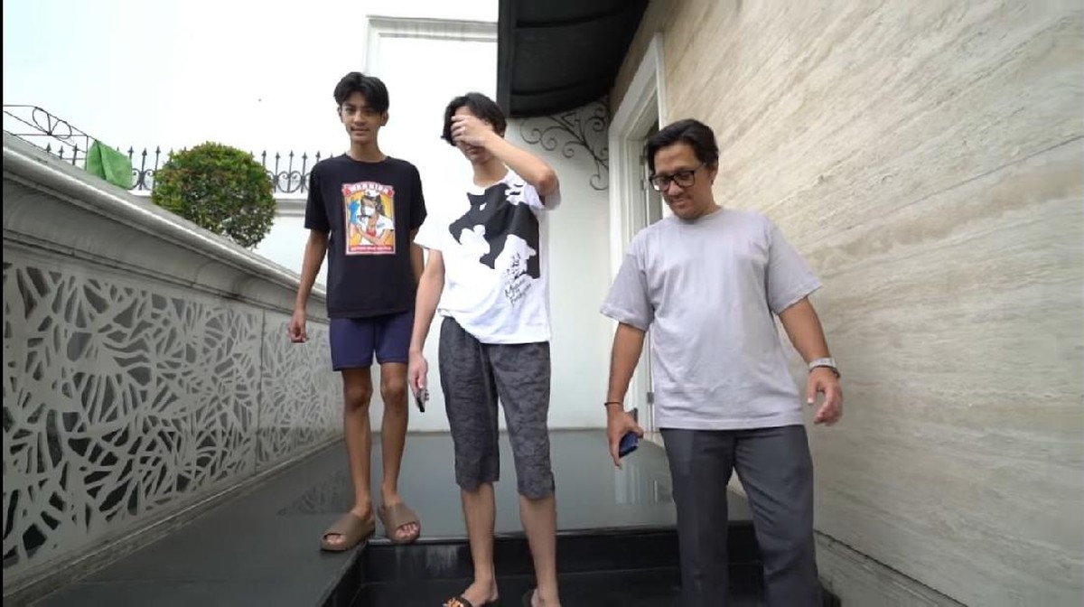 Andre Taulany baru saja merayakan ulang tahun putra sulungnya&comma; Dio dan memberi kado mobil sport klasik&period; Yuk intip potretnya&excl;