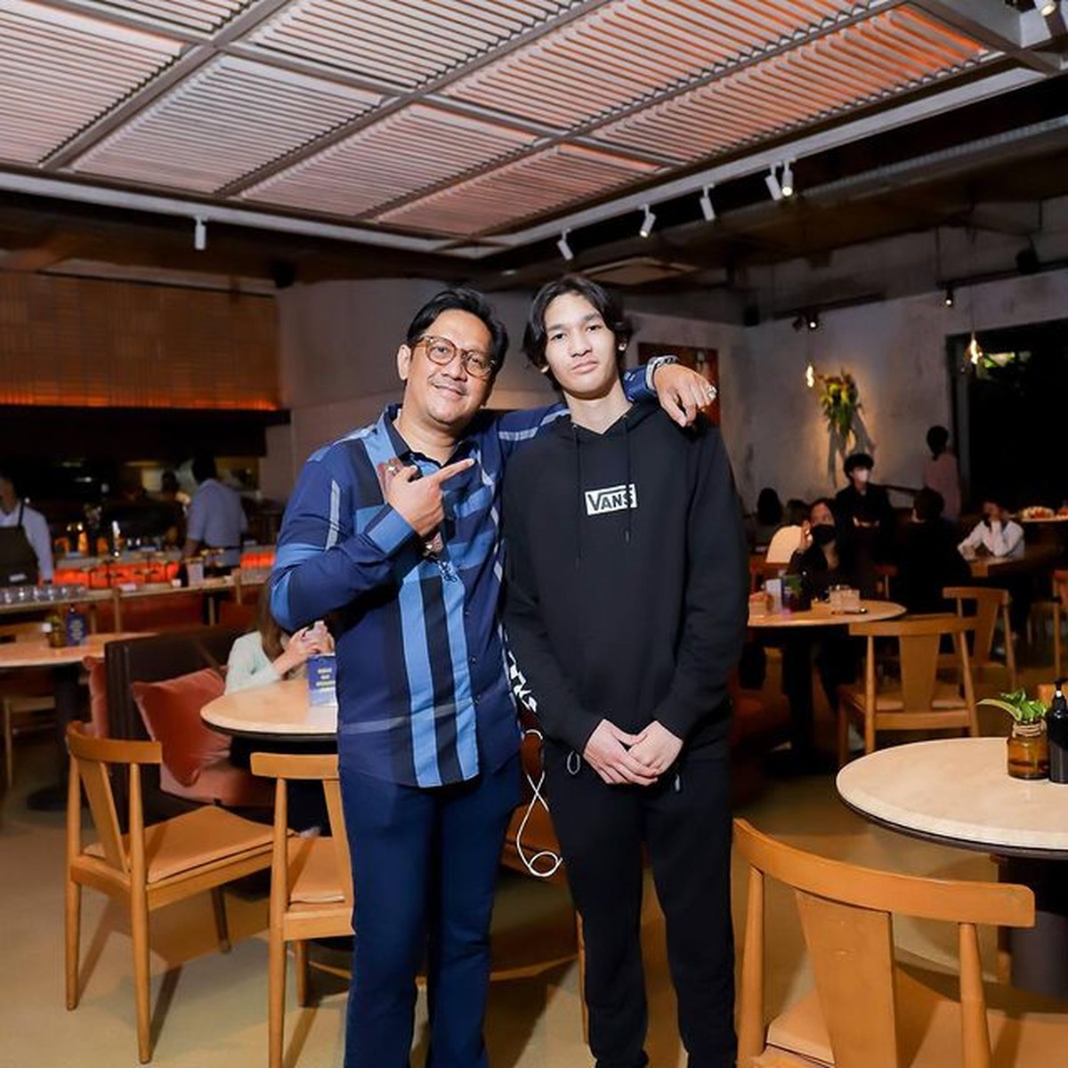 Andre Taulany baru saja merayakan ulang tahun putra sulungnya&comma; Dio dan memberi kado mobil sport klasik&period; Yuk intip potretnya&excl;