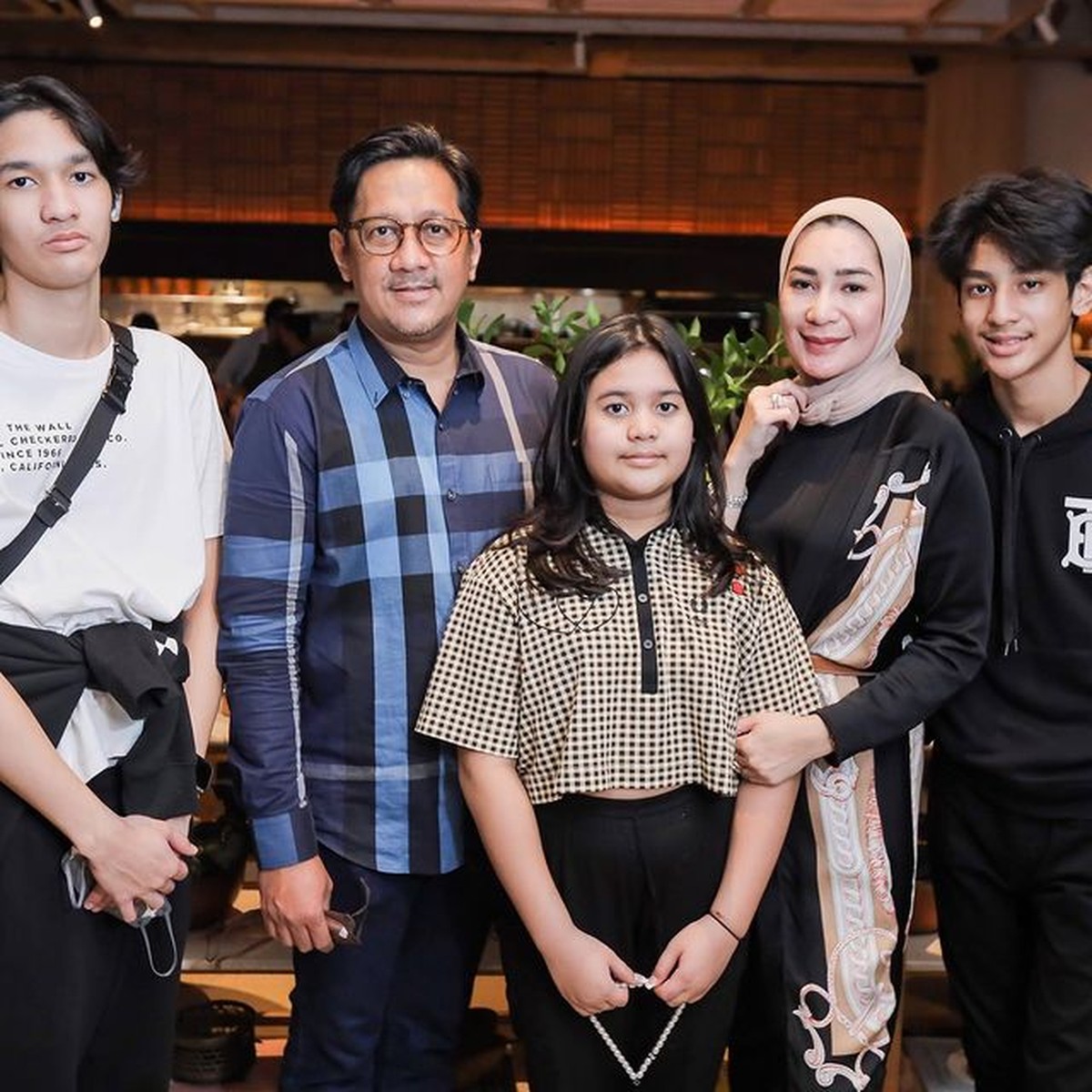 Andre Taulany baru saja merayakan ulang tahun putra sulungnya&comma; Dio dan memberi kado mobil sport klasik&period; Yuk intip potretnya&excl;