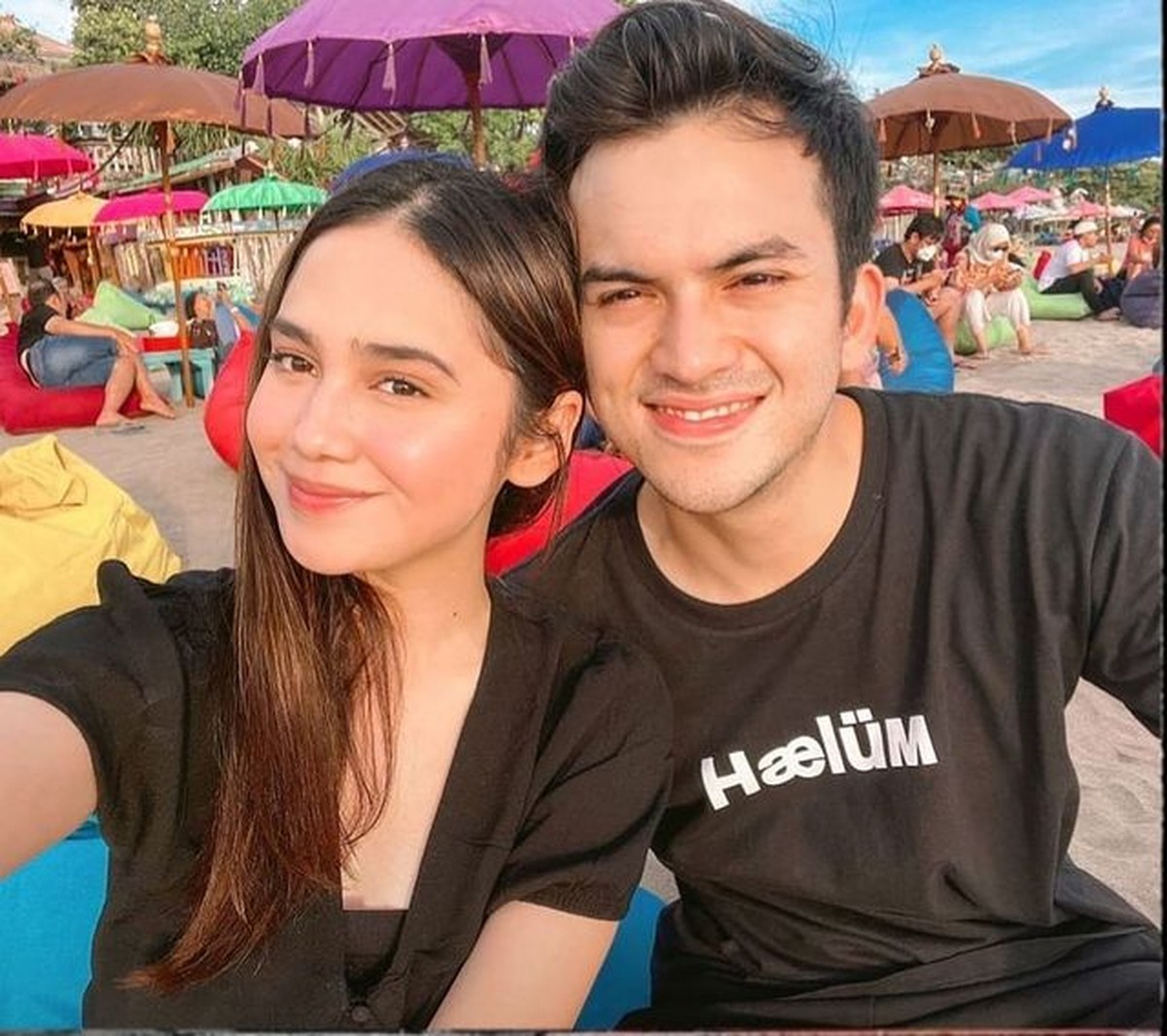 Sebelum diciduk oleh polisi kasus narkoba&comma; Rizky Nazar masih berduaan dengan kekasihnya Syifa Hadju&period; Yuk intip potret mereka&excl;