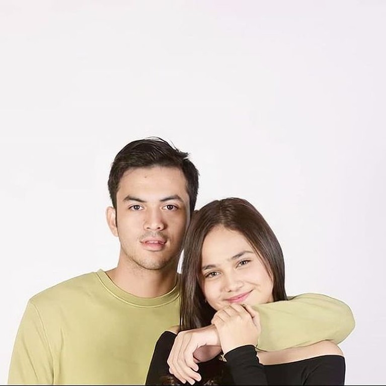 8 Foto Kebersamaan Rizky Nazar & Syifa Hadju yang Jadi Sorotan Sebelum diciduk oleh polisi kasus narkoba, Rizky Nazar masih berduaan dengan kekasihnya Syifa Hadju. Yuk intip potret mereka!