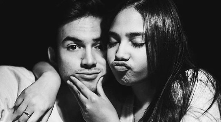 8 Foto Kebersamaan Rizky Nazar & Syifa Hadju yang Jadi Sorotan Sebelum diciduk oleh polisi kasus narkoba, Rizky Nazar masih berduaan dengan kekasihnya Syifa Hadju. Yuk intip potret mereka!