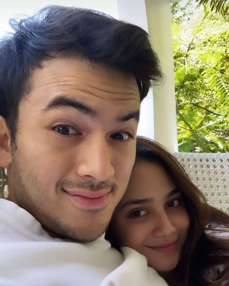 8 Foto Kebersamaan Rizky Nazar & Syifa Hadju yang Jadi Sorotan Sebelum diciduk oleh polisi kasus narkoba, Rizky Nazar masih berduaan dengan kekasihnya Syifa Hadju. Yuk intip potret mereka!