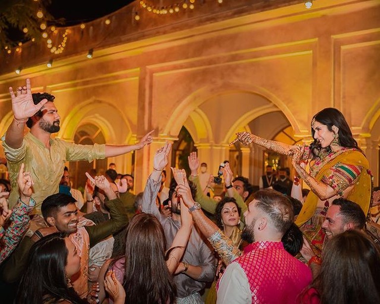 9 Ritual Haldi hingga Mehendi Umat Hindu Jelang Pernikahan Katrina Kaif Katrina Kaif dan Vicky Kaushal baru mengekspos momen ritual jelang pernikahan mereka yang meriah. Yuk intip!
