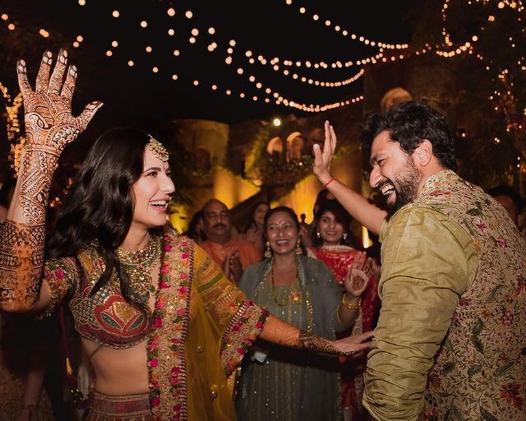 Katrina Kaif dan Vicky Kaushal baru mengekspos momen ritual jelang pernikahan mereka yang meriah. Yuk intip!