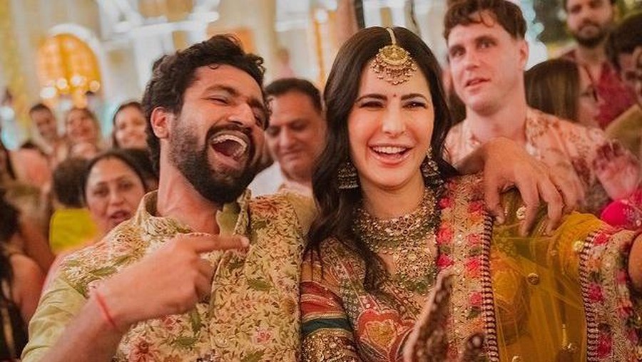 Katrina Kaif dan Vicky Kaushal baru mengekspos momen ritual jelang pernikahan mereka yang meriah. Yuk intip!