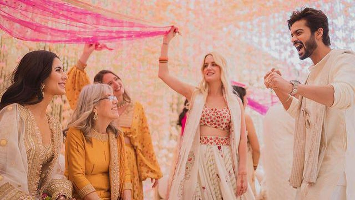 Katrina Kaif dan Vicky Kaushal baru mengekspos momen ritual jelang pernikahan mereka yang meriah&period; Yuk intip&excl;