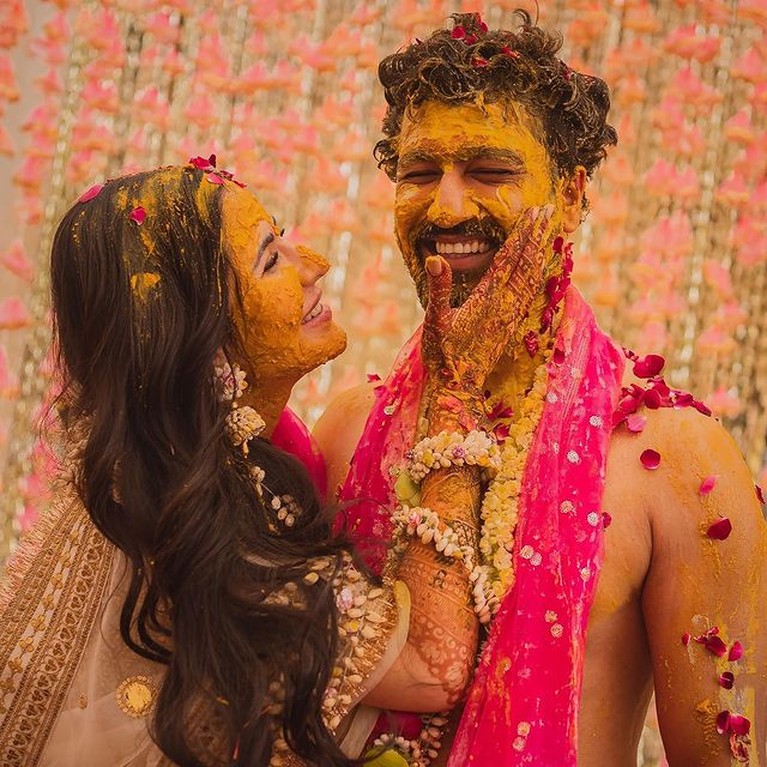 Katrina Kaif dan Vicky Kaushal baru mengekspos momen ritual jelang pernikahan mereka yang meriah. Yuk intip!